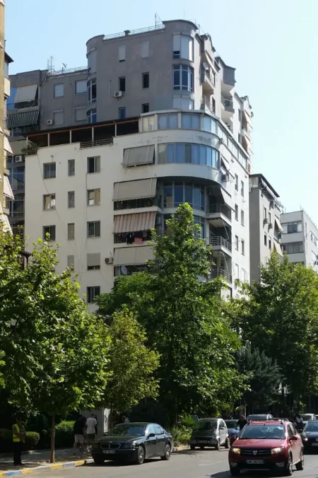 Okazion. Jap me qera zyre 70 m² (1+1) Rruga e Kavajёs, Tiranё - 360 Euro