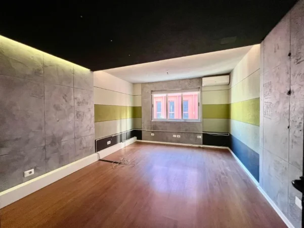 Tirane, jepet me qera zyre Kati 4, 160 m² 1.600 € 