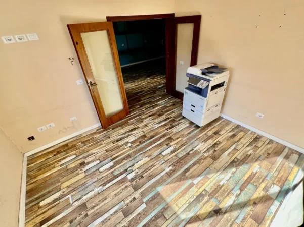 Tirane, jepet me qera zyre Kati 4, 160 m² 1.600 € 