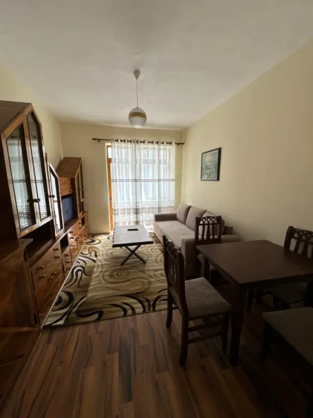 Tirane, jepet me qera apartament 1+1+Aneks+Ballkon Kati 2, 50 m² 500 € (ish blloku , blloku)