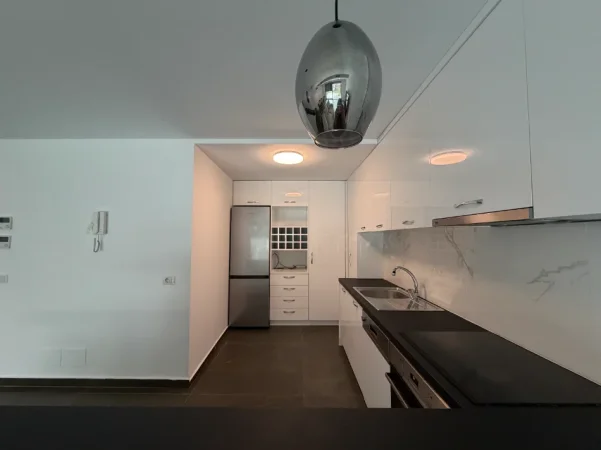 Tirane, jepet me qera 3 Katshe Kati 0, 350 m² 2.500 € (TEG - Mullet)