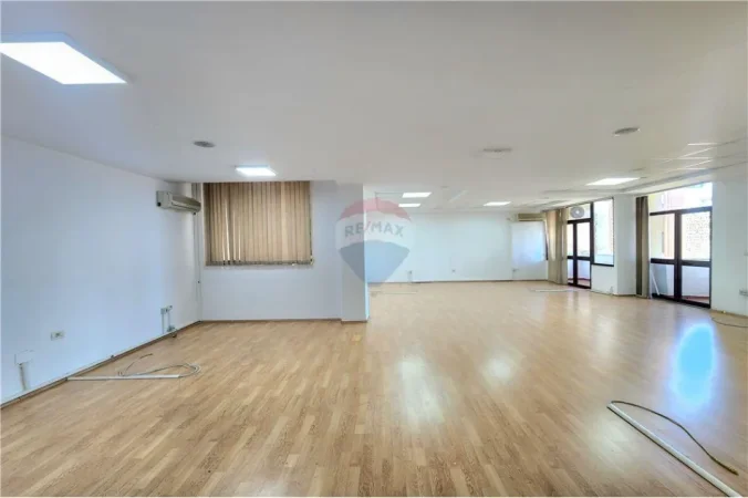 Tirane, jepet me qera , 210 m² 2.100 € (bllok)