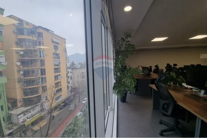 Tirane, jepet me qera ambjent biznesi Kati 2, 147 m² 2.460 € (Libri Universitar, Tiranë)