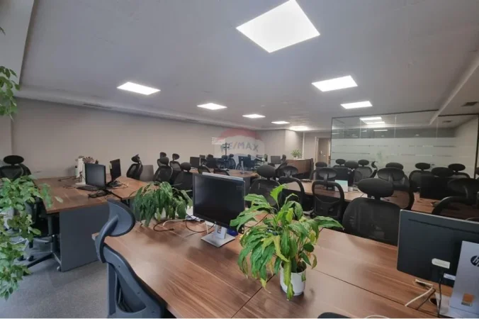 Tirane, jepet me qera ambjent biznesi Kati 2, 147 m² 2.460 € (Libri Universitar, Tiranë)