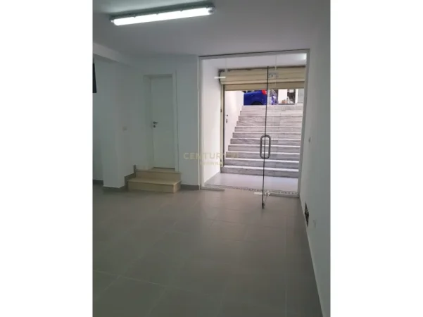 Tirane, shitet ambjent biznesi Kati -1, 72 m² 201.600 € (Komuna)