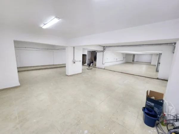 Tirane, jepet me qera magazine Kati -1, 300 m² 1.300 € (YZBERISHT)