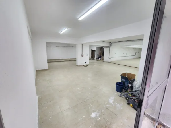 Tirane, jepet me qera magazine Kati -1, 300 m² 1.300 € (YZBERISHT)