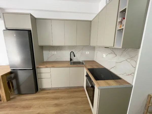 Tirane, jepet me qera apartament 1+1+Ballkon Kati 3, 55 m² 450 € (Ali Demi)