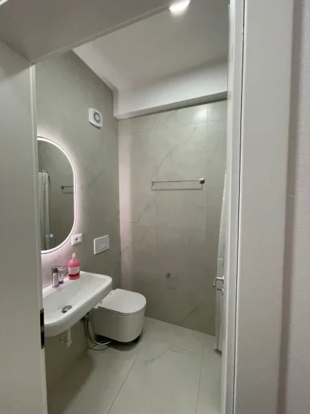 Tirane, jepet me qera apartament 1+1+Ballkon Kati 3, 55 m² 450 € (Ali Demi)