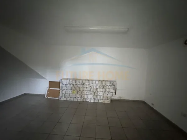 Tirane, jepet me qera ambjent biznesi Kati 0, 2.846 m² 2.000 € (Autostrada Tirane-Durres)