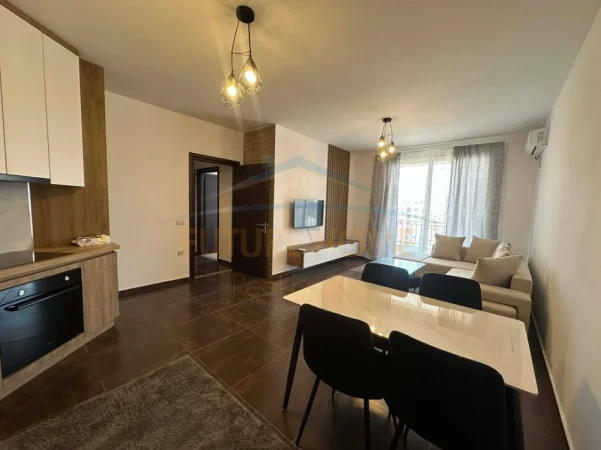 Tirane, jepet me qera apartament 2+1+Ballkon Kati 8, 95 m² 580 € (kompleksi ales)