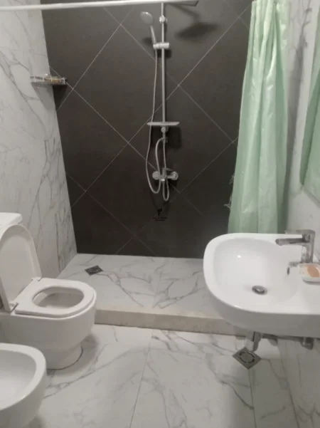 Tirane, jepet me qera apartament 3+1 Kati 6, 100 m² 700 € (MINE PEZA)
