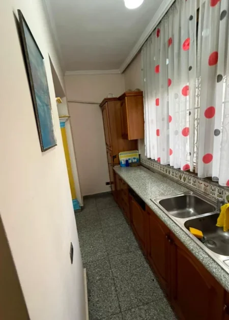 Tirane, jepet me qera apartament 2+1 Kati 2, 100 m² 500 € (21 DHJETORI)