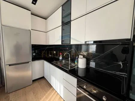 Tirane, jepet me qera apartament 1+1+Ballkon Kati 6, 71 m² 850 € (Rruga e Barrikadave)