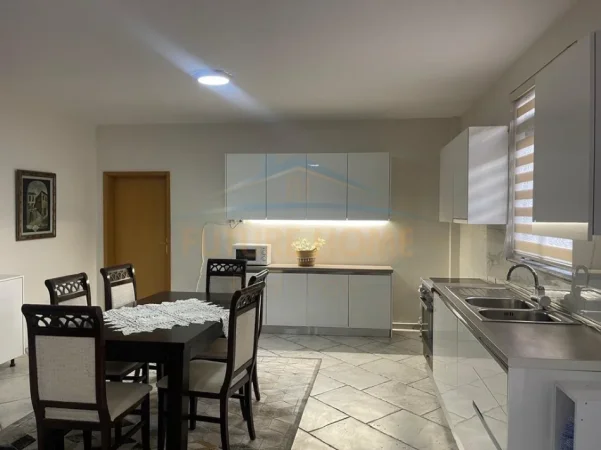 Shqiperi, jepet me qera apartament 2+1+Ballkon Kati 1, 140 m² 650 € (Shkolla e Kuqe, Tirane)