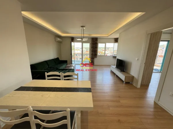 Vlore, jepet me qera apartament 2+1+Ballkon Kati 10, 90 m² 400 € (Rruga Çajupi)