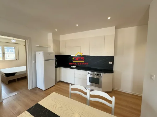 Vlore, jepet me qera apartament 2+1+Ballkon Kati 10, 90 m² 400 € (Rruga Çajupi)