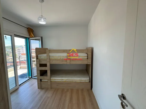 Vlore, jepet me qera apartament 2+1+Ballkon Kati 10, 90 m² 400 € (Rruga Çajupi)