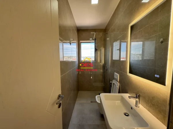 Vlore, jepet me qera apartament 2+1+Ballkon Kati 10, 90 m² 400 € (Rruga Çajupi)