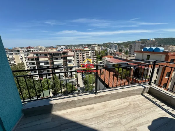 Vlore, jepet me qera apartament 2+1+Ballkon Kati 10, 90 m² 400 € (Rruga Çajupi)