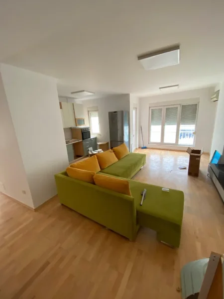 Tirane, jepet me qera zyre Kati 8, 123 m² 650 € (ISH PARKU)