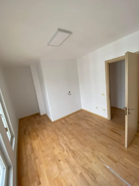 Tirane, jepet me qera zyre Kati 8, 123 m² 650 € (ISH PARKU)