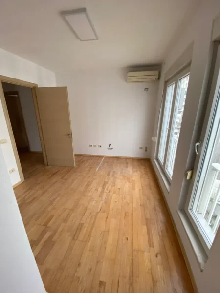 Tirane, jepet me qera zyre Kati 8, 123 m² 650 € (ISH PARKU)
