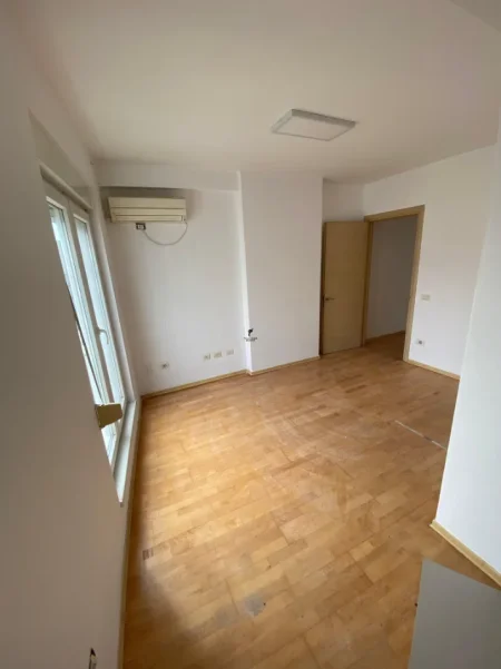 Tirane, jepet me qera zyre Kati 8, 123 m² 650 € (ISH PARKU)