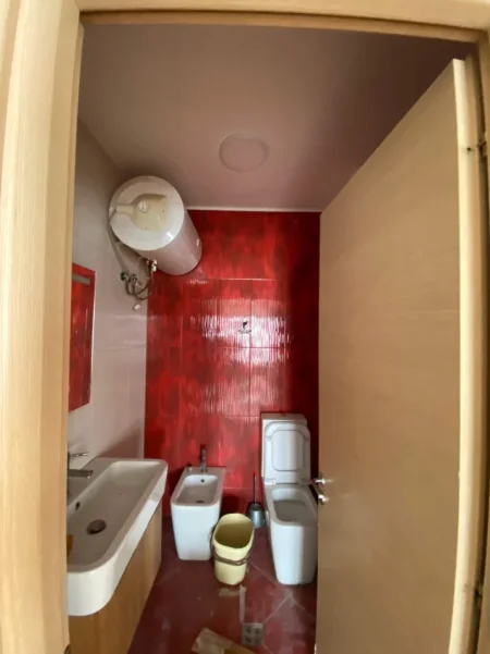 Tirane, jepet me qera zyre Kati 8, 123 m² 650 € (ISH PARKU)