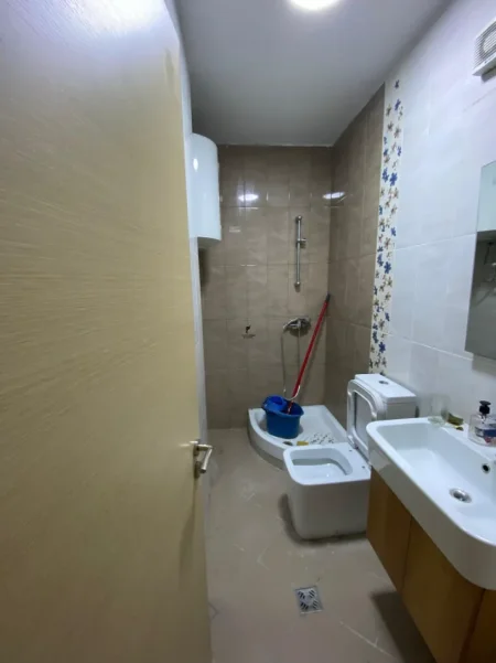 Tirane, jepet me qera zyre Kati 8, 123 m² 650 € (ISH PARKU)