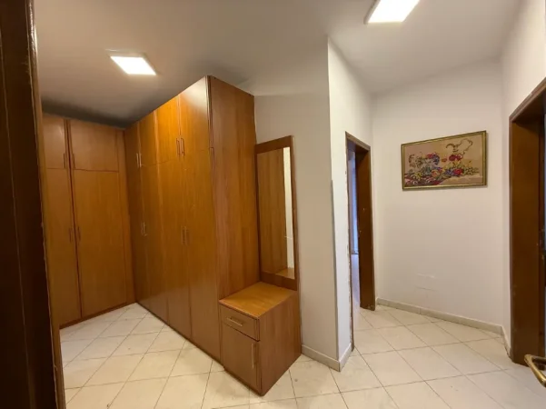 Tirane, jepet me qera apartament 2+1+Ballkon Kati 12, 100 m² 600 € (Rruga Sali Butka, 21 Dhjetori- Vasil Shanto, Tiranë)
