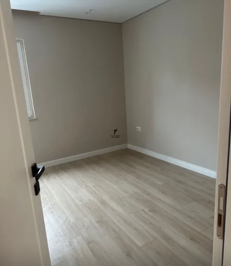 Tirane, jepet me qera zyre Kati 4, 105 m² 850 € (DON BOSKO)