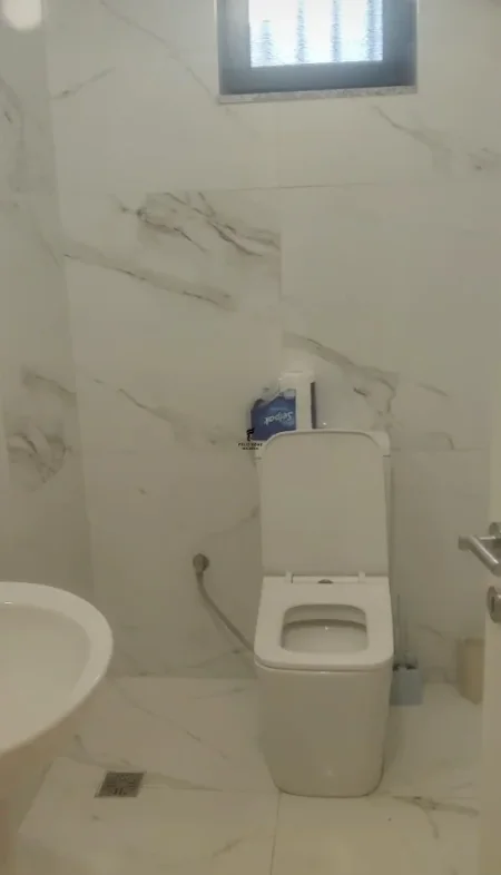 Tirane, jepet me qera zyre Kati 1, 110 m² 2.600 € (BLLOKU)