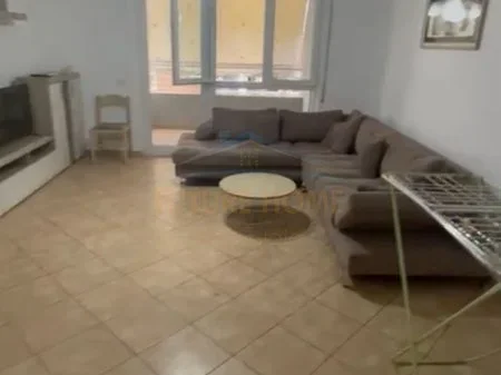 Tirane, jepet me qera apartament 3+1 Kati 6, 120 m² 575 € (Prane Oslo Bar)