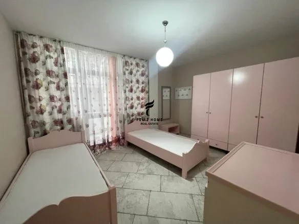 Tirane, jepet me qera apartament 2+1+Ballkon Kati 1, 160 m² 650 € (PAZARI I RI)