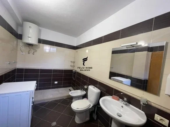 Tirane, jepet me qera apartament 2+1+Ballkon Kati 1, 160 m² 650 € (PAZARI I RI)