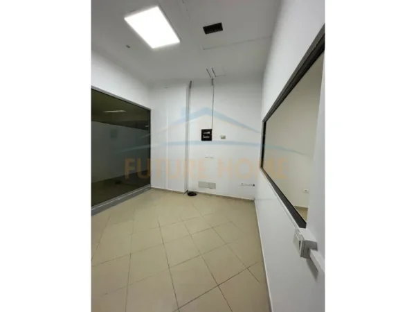 Tirane, jepet me qera apartament 5+1 Kati 2, 165 m² 2.000 € (Rruga e Kavajës, pranë Condor Center)