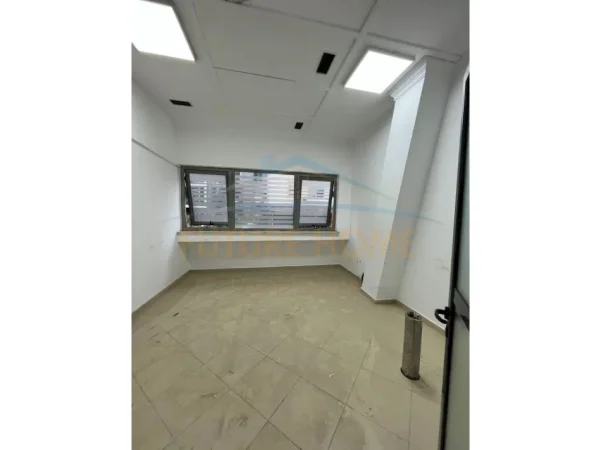 Tirane, jepet me qera apartament 5+1 Kati 2, 165 m² 2.000 € (Rruga e Kavajës, pranë Condor Center)