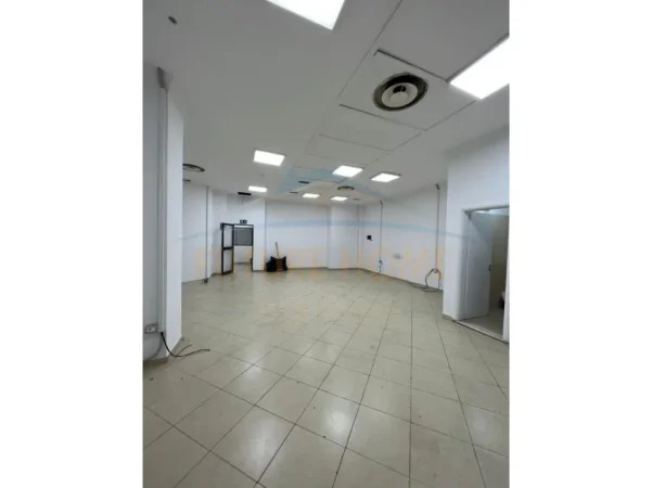 Tirane, jepet me qera apartament 5+1 Kati 2, 165 m² 2.000 € (Rruga e Kavajës, pranë Condor Center)