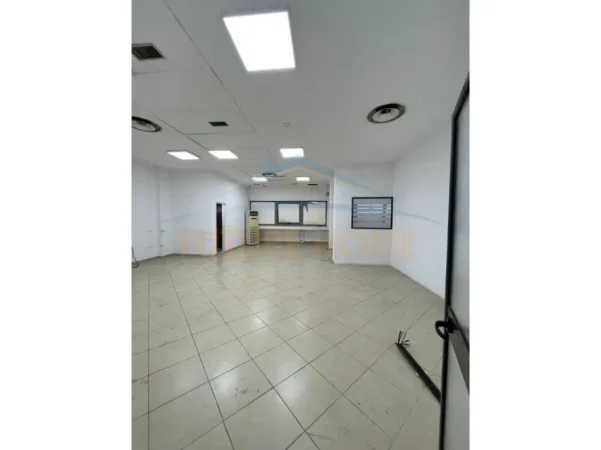 Tirane, jepet me qera apartament 5+1 Kati 2, 165 m² 2.000 € (Rruga e Kavajës, pranë Condor Center)