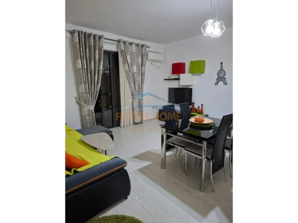 Tirane, jepet me qera apartament 2+1+Ballkon Kati 4, 89 m² 450 € (Yzberisht)
