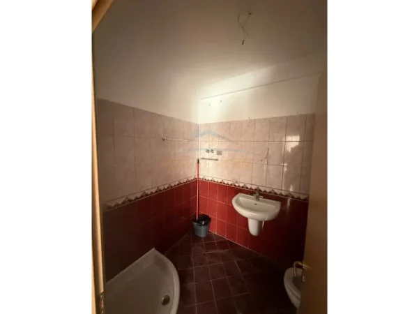Tirane, shitet apartament 2+1+Ballkon Kati 3, 99 m² 225.000 € (Liqeni i Thatë, Pranë Radisson Collection.)