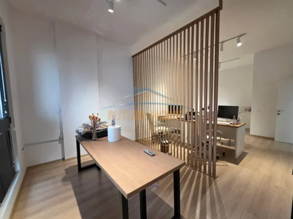 Tirane, jepet me qera zyre Kati 6, 75 m² 750 € (SQAURE 21 , Rruga Kavajes)