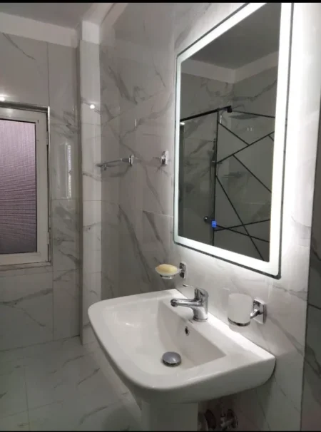Tirane, jepet me qera apartament 1+1+Ballkon Kati 5, 60 m² 500 € (ali demi)