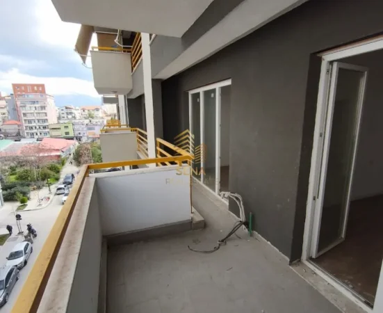 Tirane, shitet apartament 1+1+Ballkon Kati 4, 82 m² 142.000 € (Laprake, Kompleksi E-88)