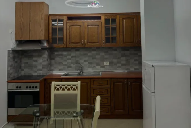 Tirane, jepet me qera apartament 1+1+Ballkon Kati 3, 70 m² 520 € (bill klinton)