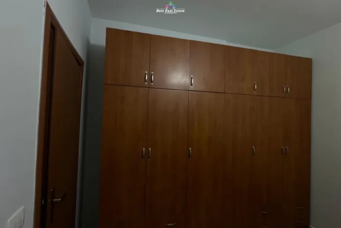 Tirane, jepet me qera apartament 1+1+Ballkon Kati 3, 70 m² 520 € (bill klinton)