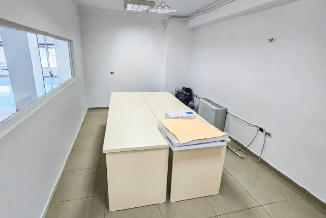 Tirane, jepet me qera zyre Kati 5, 300 m² 3.000 € (Rruga e Dibres)
