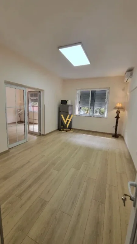 Tirane, jepet me qera zyre Kati 2, 50 m² 850 € (MINE PEZA)
