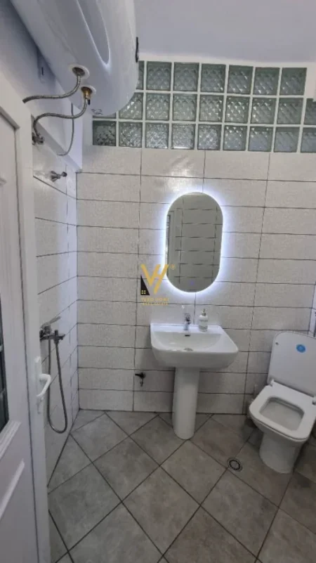 Tirane, jepet me qera zyre Kati 2, 50 m² 850 € (MINE PEZA)